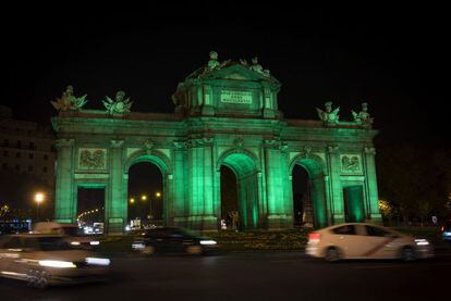 Iluminación de la Puerta de Alcalá, en el centro de Madrid.