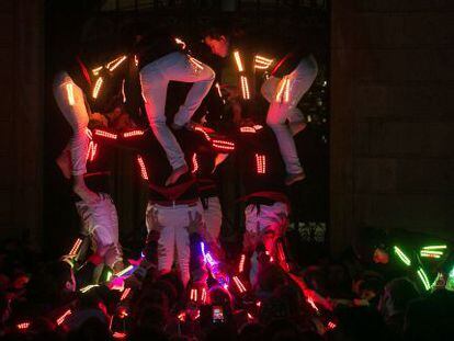 Un dels castells lumínics aixecat ahir a la plaça de Sant Jaume.