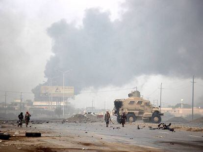 Miembros de las fuerzas yemeníes patrullan en el frente de Al Hudeida (Yemen).