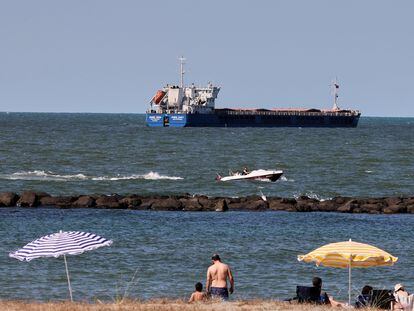 El barco 'Zhibek Zholy', de bandera rusa, visto desde la costa de la localidad portuaria turca de Karasu, el pasado sábado.