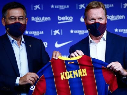 Koeman y Bartomeu durante la presentación del holandés como nuevo entrandor del FC Barcelona, este miércoles.