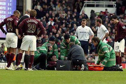 Reyes, delantero del Arsenal, es atendido sobre el césped tras una entrada de un jugador del Bolton el sábado en Highbury.