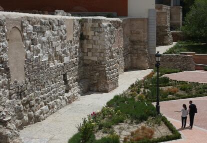 Las obras del futuro Museo de las Colecciones Reales sacaron a la luz otros 70 metros de lienzo de la muralla islámica, que quedarán integrados en el museo, cuya apertura está prevista para 2020. En la imagen, la muralla que puede verse en el parque del Emir Mohamed I.