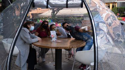 Una familia se toma una foto en un restaurante de Bogotá, Colombia, el pasado 20 de diciembre.