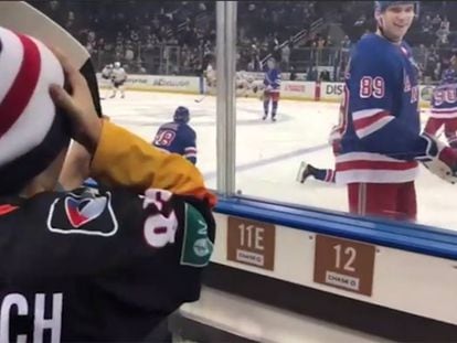 ¿Qué hizo este jugador de hockey para que un niño llorara de alegría?