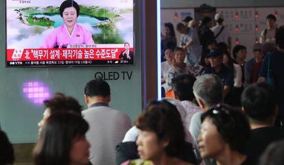 Ciutadans sud-coreans miren la notícia de la nova prova nuclear a les televisions instal·lades en la principal estació de Seül.