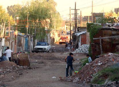 Varios niños juegan entre los escombros y la basura en la zona conocida como Villa 21, en Buenos Aires, donde residen 30.000 personas.