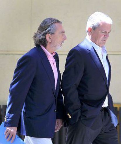 Francisco Correa (con melena) y Pablo Crespo llegan a la Audiencia Nacional el verano pasado. 