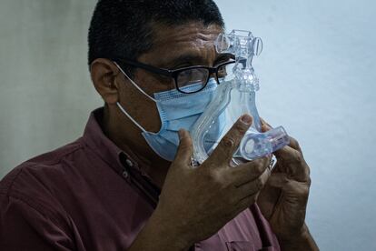 Un médico muestra el uso de un respirador ante la insuficiencia respiratoria.