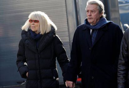 Alain Delon y Mireille Darc en París en 2011.