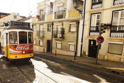 El tranvia 28, dirección a Graça.