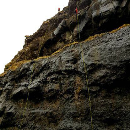 Eduardo Salete descendiendo a rápel en la garganta Ravnagjógv