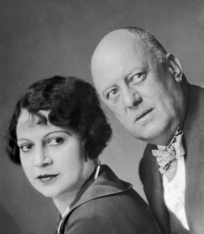 Aleister Crowley con su esposa Maria de Miramar en un retrato de pareja tomado en 1929.