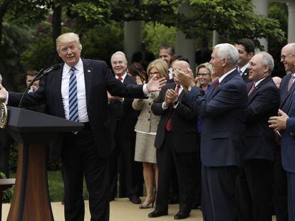 El president Trump rep l'aplaudiment dels legisladors republicans.