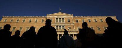  Varias personas se manifiestan para apoyar al Gobierno griego frente al Parlamento, en Atenas