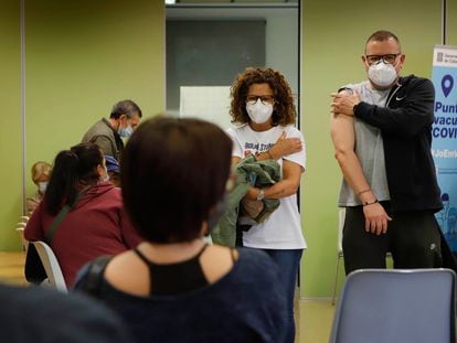 14. 5-2021. Terrassa. Vacunacion masiva para mayores de 50 anos en el Centre Civic Montserrat Roig .© Foto: Cristóbal Castro.