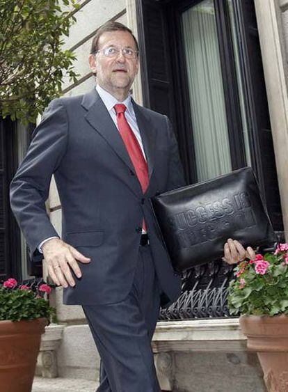 Mariano Rajoy, con su cartera al llegar al Congreso.