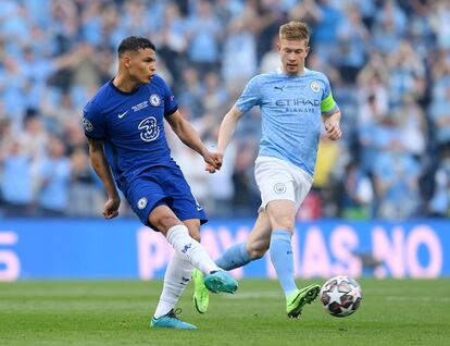 Thiago Silva juega el balón ante De Bruyne.