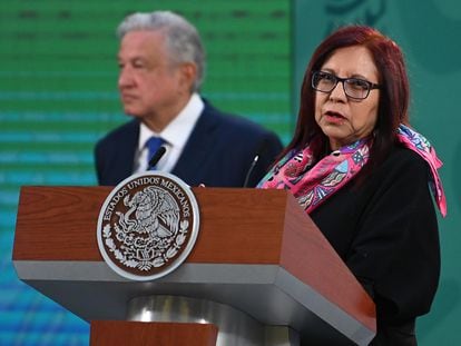 En una conferencia mañanera de 2021, la secretaria de Educación entrante, Leticia Ramírez, acompañada por el presidente Andrés Manuel López Obrador.