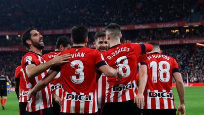 Oihan Sancet celebra con sus compañeros su tercer gol durante el encuentro correspondiente a la jornada 20 de LaLiga Santander que disputan Athletic Club y Cádiz CF