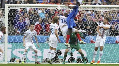 Pogba marca de cabeza el segundo gol de Francia.