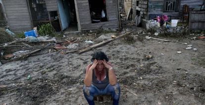 Una mujer, el pasado 11 de septiembre frente a su casa da&ntilde;ada tras el paso del hurac&aacute;n Irma en Isabela de Sagua, Cuba.