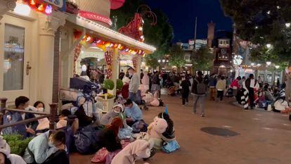 Visitantes atrapados dentro del Shanghai Disney Resort, el lunes.