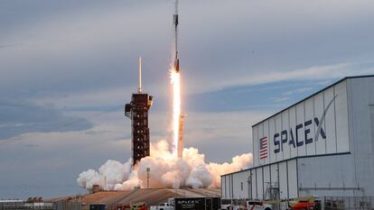 Lanzamiento de un cohete de SpaceX en Cabo Cañaveral (Florida).