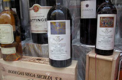 Botellas de Vega Sicilia y otras marcas, en una tienda de Madrid.