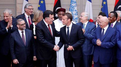 El presidente del Consejo Presidencial de Libia, Fayez Sarraj, estrecha la mano al presidente francés, Emmanuel Macron