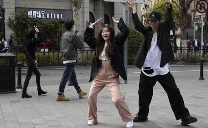 Dos jóvenes bailan en mitad de una de las calles de Wuhan. Durante el bloqueo, algunas de las avenidas de la ciudad permanecieron cerradas. 