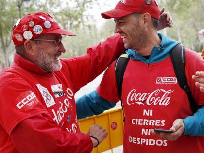 Dos trabajadores de Coca-Cola celebran la nulidad del ERE en abril.
