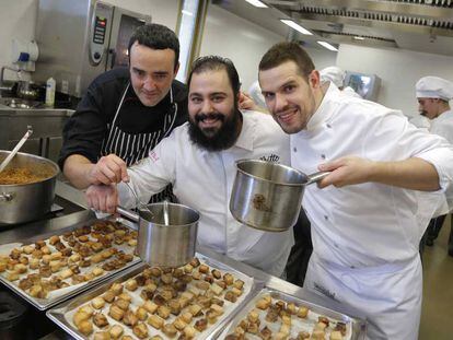 Desde la izquierda, Juan Ram&oacute;n Sau, Gonzalo Calzadilla y Jes&uacute;s Villarejo, finalistas del premio Basque Culinary-Eroski.