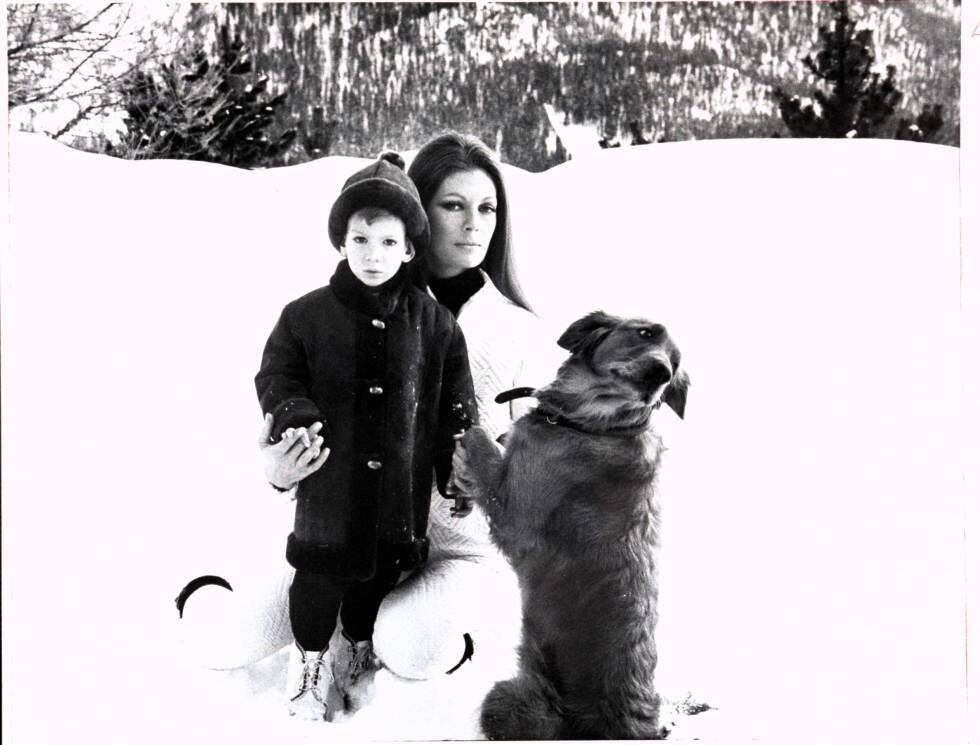 Fiona Thyssen-Bornemisza con su hijo Lorne en Saint Moritz, en 1968, en una foto para 'Vogue'.