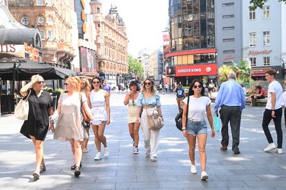 Peatones en Leicester Square (Londres) este lunes.