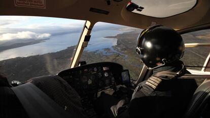 Un piloto de helicóptero sobrevuela la ciudad de Reikiavik, en Islandia.