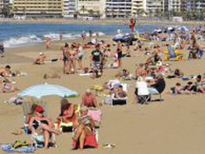 Varios turistas en la playa de las Canteras, en las Islas Canarias. 