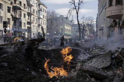 Bomberos extinguen el incendio tras un ataque ruso Járkov.