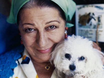 Concha Piquer, retratada con un perrito en Madrid en 1979.