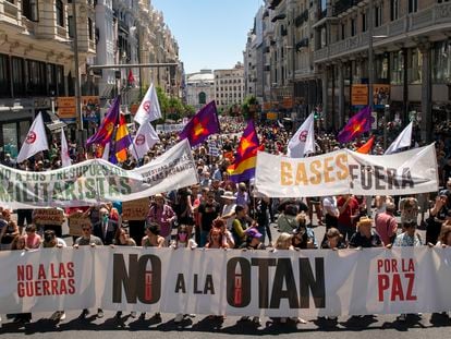 Manifestantes marchan contra la OTAN por el centro de Madrid.