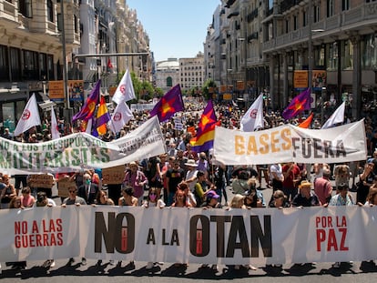 Manifestantes marchan contra la OTAN por el centro de Madrid.