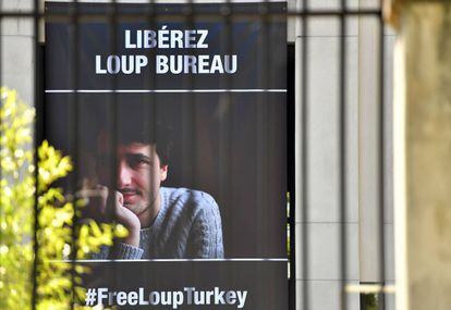 Un cartel en Francia llama a la liberaci&oacute;n del periodista franc&eacute;s Loup Bureau, detenido en Turqu&iacute;a.