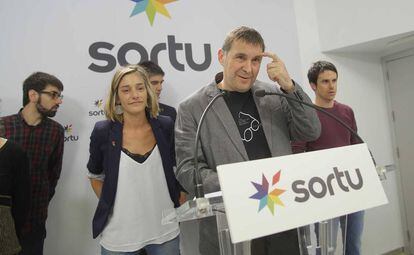 Arnald Otegi comparece este miércoles junto a otros dirigentes de Sortu en San Sebastián.