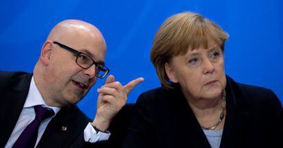 La canciller Angela Merkel con Thorsten Albig, presidente de la región de Schleswig Holstein.