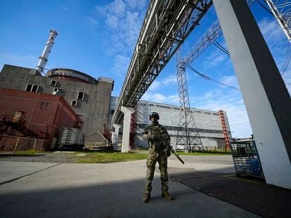 Un soldado ruso vigilaba en mayo la central nuclear de Zaporiyia, en Ucrania.