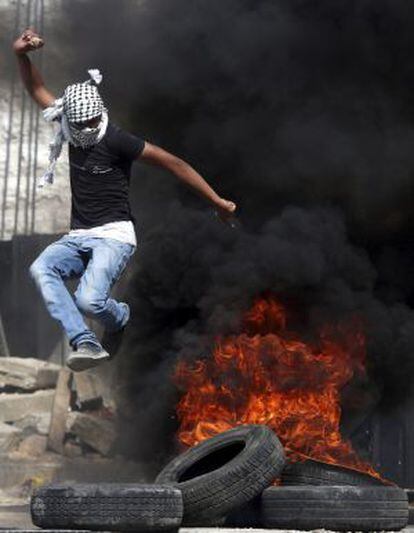 Un home s'enfronta a l'Exèrcit israelià, divendres a Hebron.
