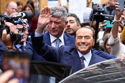 El líder de Forza Italia, Silvio Berlusconi, tras votar en el centro electoral de Milán, el domingo.