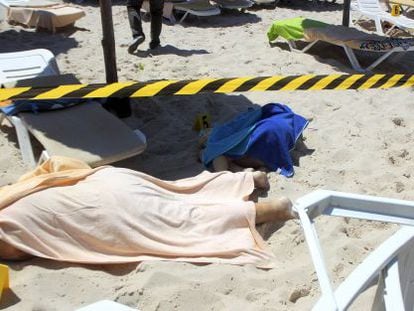 Dos cad&aacute;veres yacen en la playa tunecina de Port Kantaoui.