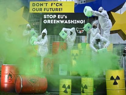 Activistas del colectivo koala se manifiestan en Fráncfort contra el blanqueo de la energía nuclear, en diciembre de 2022.