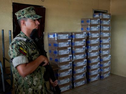 Un soldado del ejército ecuatoriano resguarda urnas electorales en Durán, Ecuador.